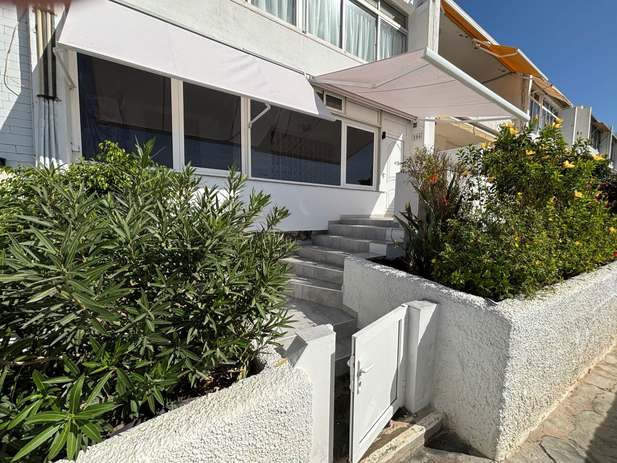 Monterad markis över terrass på Gran Canaria