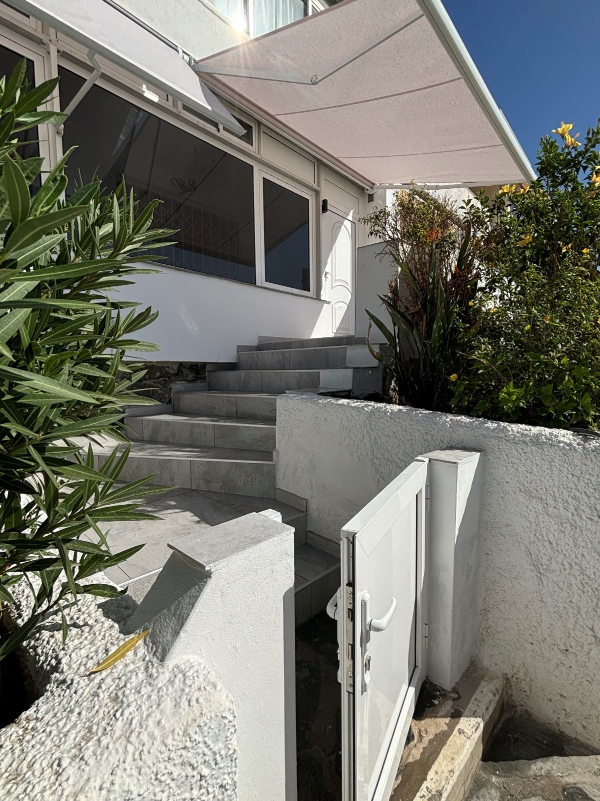 Utomhusytor efter renovering i Nueva Suecia, San Agustín